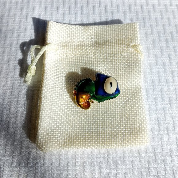 Baby Chamelion Enamel Pin Broach - Picture 4 of 4